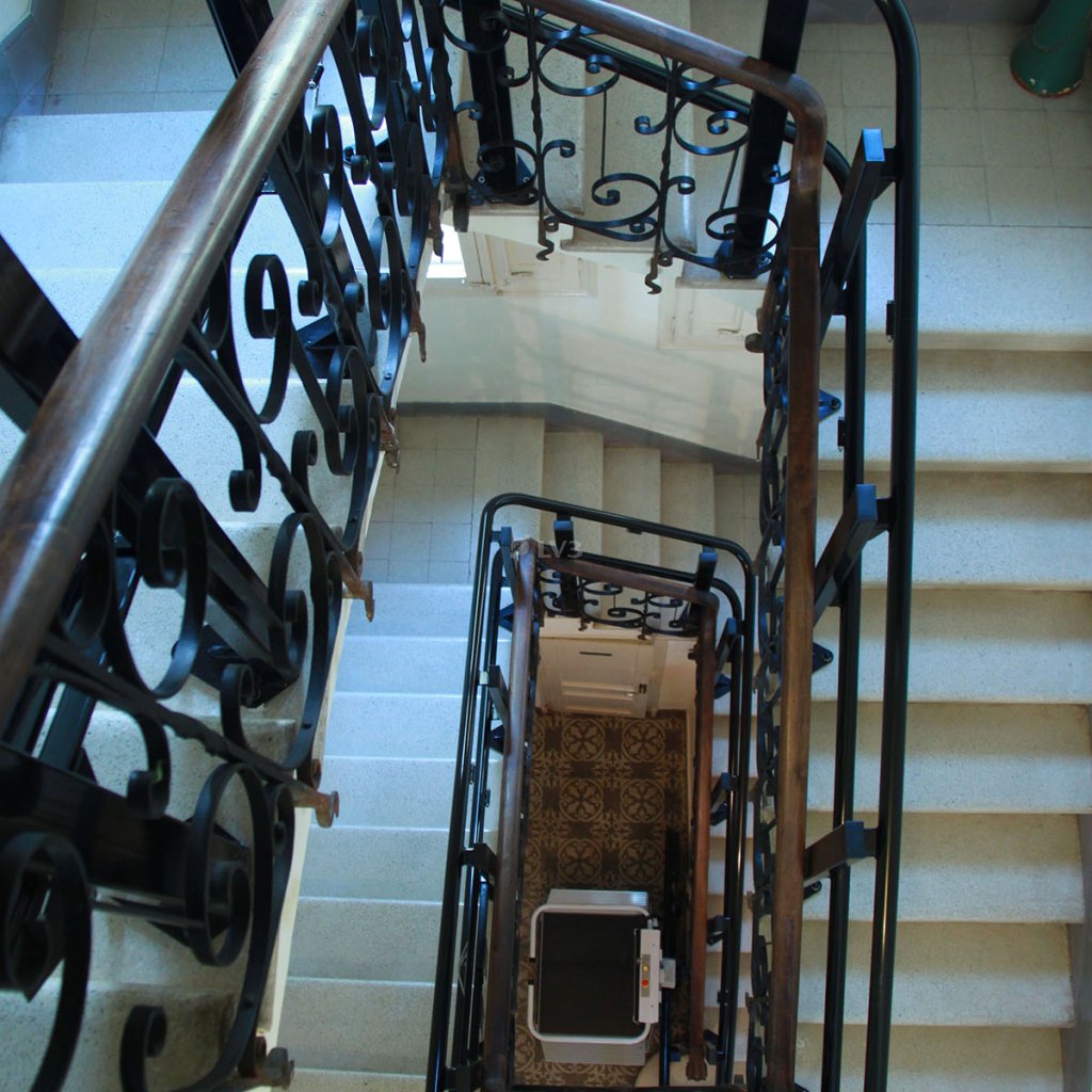 Plataforma salvaescaleras en residencias geriátricas