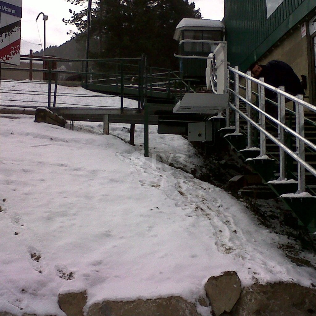 Plataforma salvaescaleras en estaciones de esquí