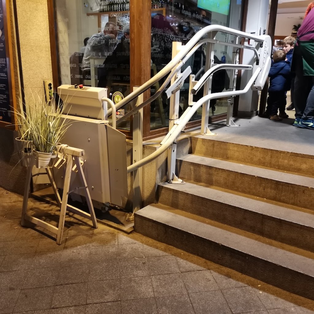 Plataforma salva escaleras Omega