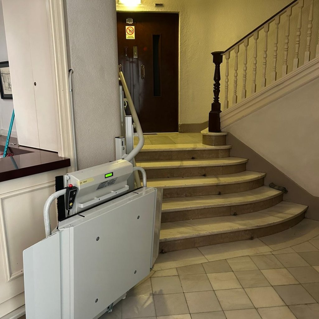 Plataforma salva escaleras Stratos