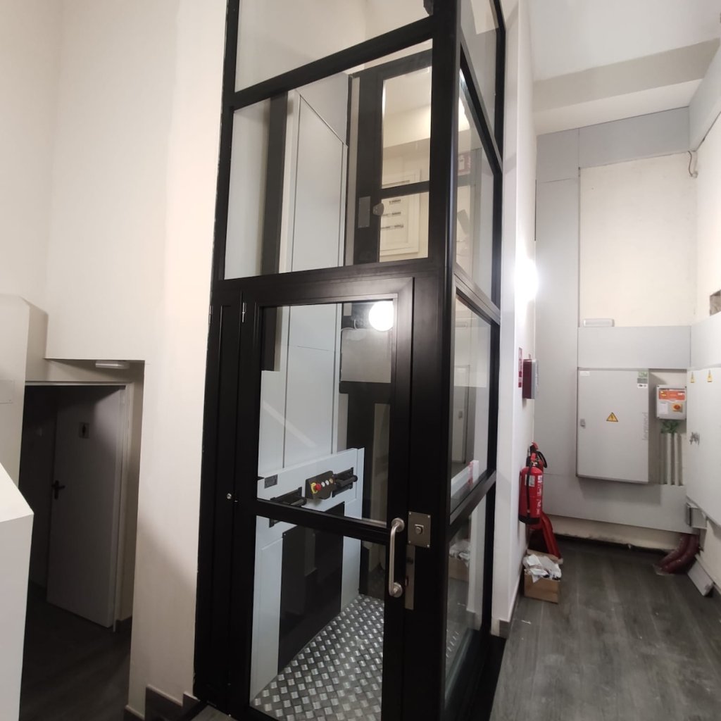 Plataforma vertical ZL150F