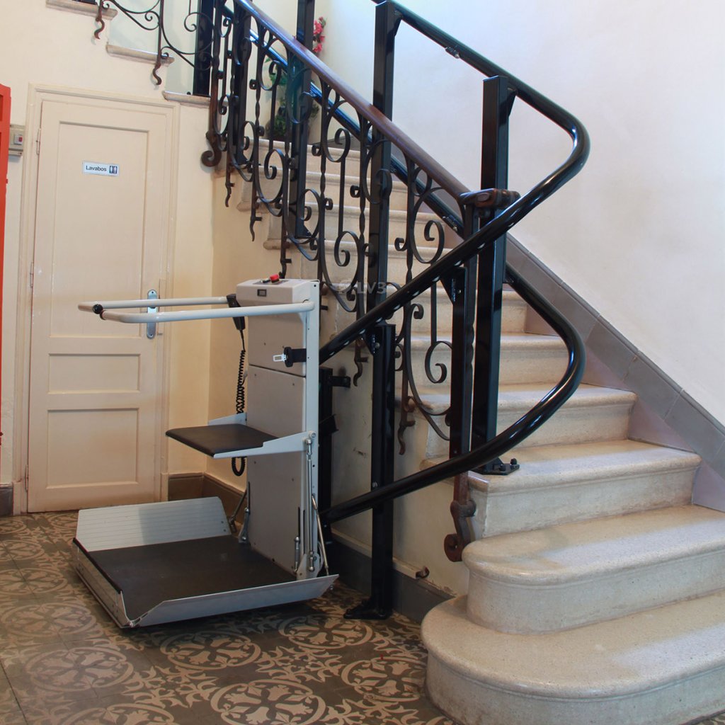 Plataforma salvaescaleras en residencias geriátricas