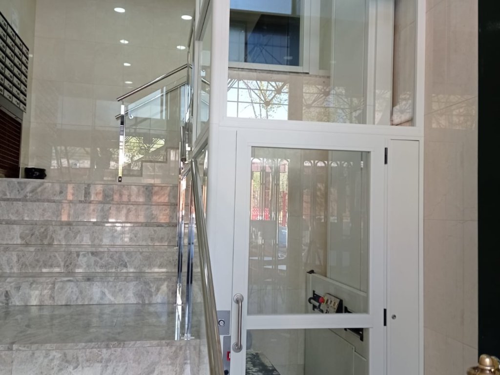 Plataforma vertical ZL150F